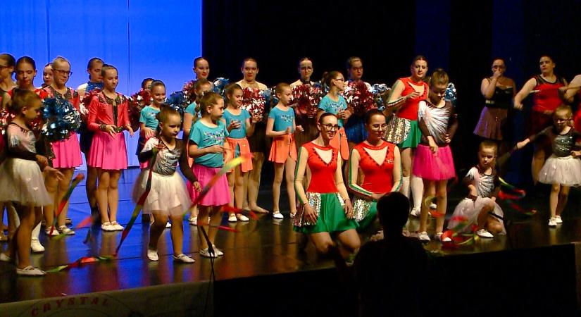 Káprázatos gálát rendezett a vásárhelyi Crystal Dance