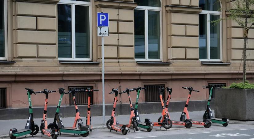 „Nincsenek szavak” - egy ország gyászolja az óbudai halálos elektromos rollerbaleset áldozatát