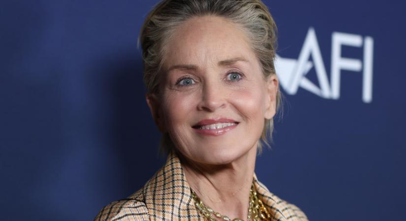 Íme Sharon Stone ruhája, amit agyonkritizáltak, mégis divattörténelmet írt