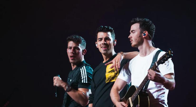Kitálalt a Jonas Brothers sztárja: így működik most a közös szülőség Trónok harca‑sztár exével