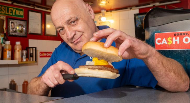 Másfél órát is sorban állnak a vevők, mert 20 éve nem emelt árat a hamburgerező