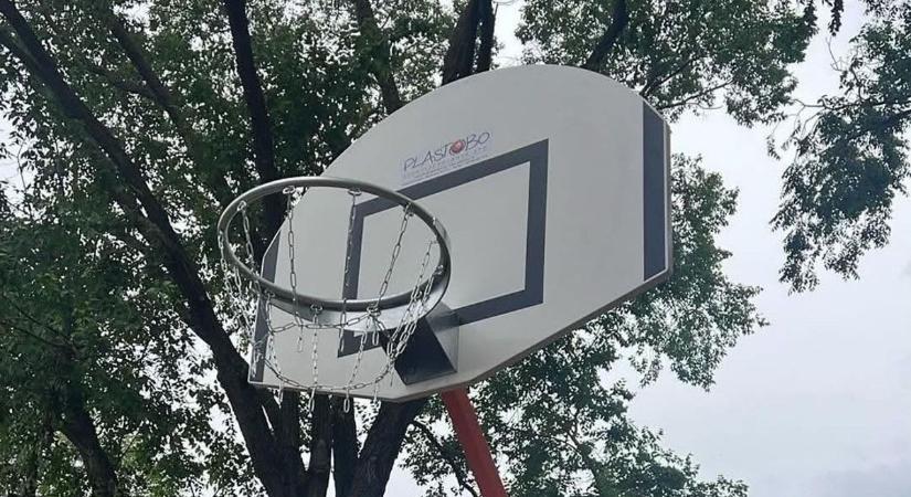 Nagy az öröm Szandaszőlősön: elkészült a fiatalok kedvenc sportpályája, már lehet is menni játszani!