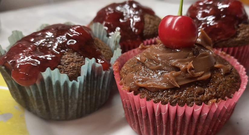 Mákos muffin eperlekvárral, csokikrémmel