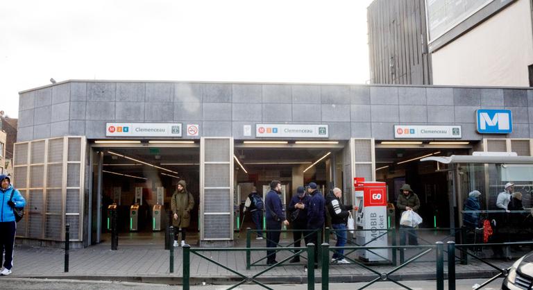 Levágta a nyomkövetőjét és eltűnt a férfi, aki AK–47-essel lövöldözött egy brüsszeli metróállomásnál