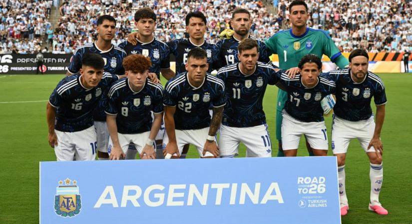 Értetlenkedő fejek a pályán és a lelátón: kínos himnuszbaki vezette fel az argentinok meccsét