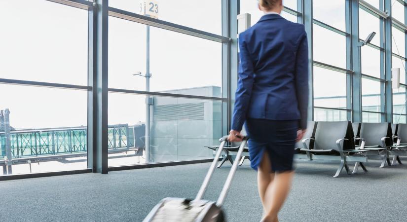 Te is észrevetted már a repülőn? Rejtélyes oka van, miért ülnek a légiutas-kísérők a tenyerükön