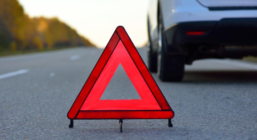 Titkos jelzés az út szélén: ezért tesznek fehér törölközőt a kocsikra az autósok