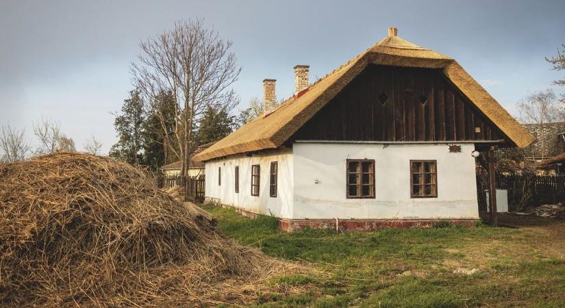 Vályogházak – Tolnában is újra a reneszánszukat élik, de vajon megéri megvenni?