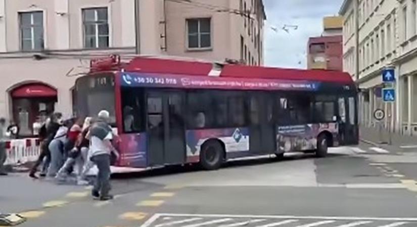 Videó: utasok tolták a trolibuszt a magyar városban