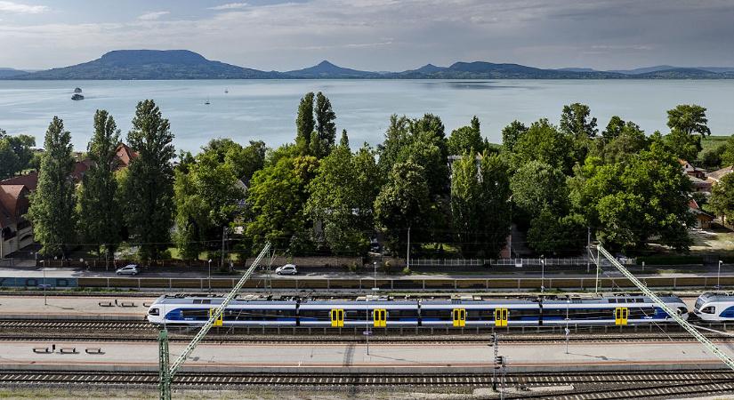 Idén is átszállás nélkül vonatozhatnak a debreceniek a Balatonhoz