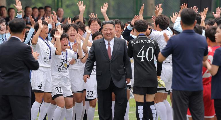 Ugrándozva, könnyeikkel küszködve fogtak kezet Kim Dzsongunnal az észak-koreai női futballcsapat játékosai