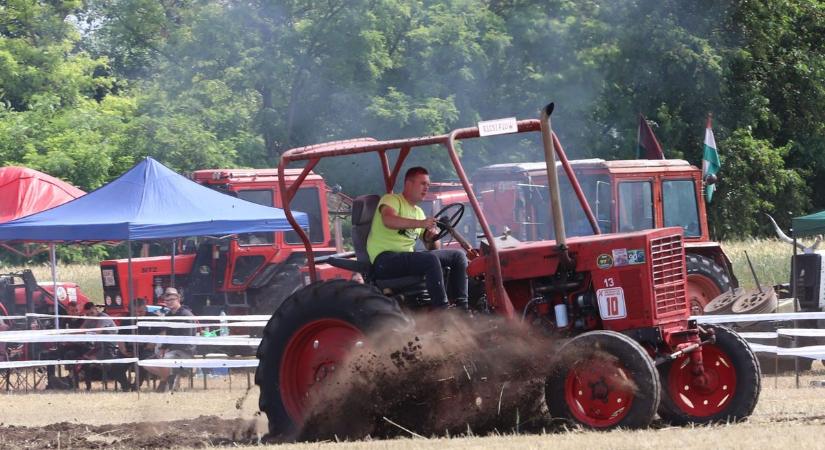 Nem mindennapi látvány: traktorok százai dübörögtek végig Tiszaalpáron  fotók
