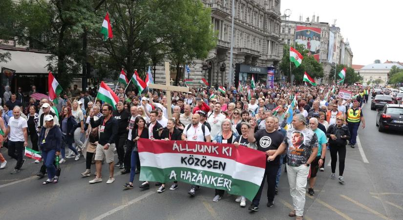 Magyar Péter nevetve hergelte a migrációs paktum ellen tüntetőket