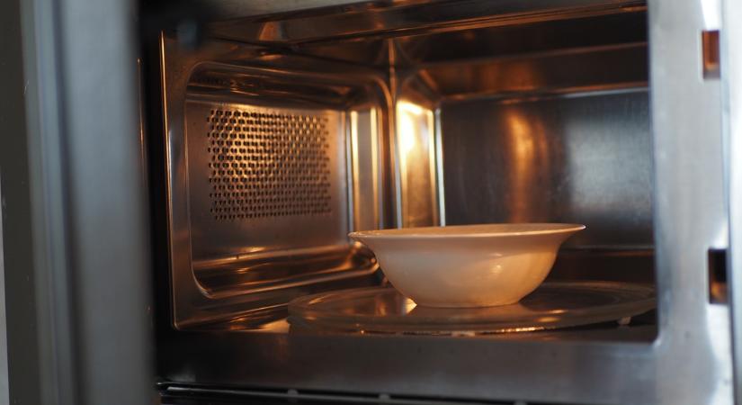 Így tisztíthatjuk meg tökéletesen a mikrohullámú sütőt - ezek a titkos összetevők