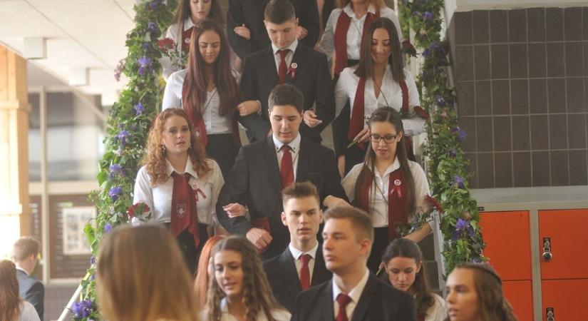 Magadra ismersz? Régi pécsi ballagások fotói kerültek elő (GALÉRIA)