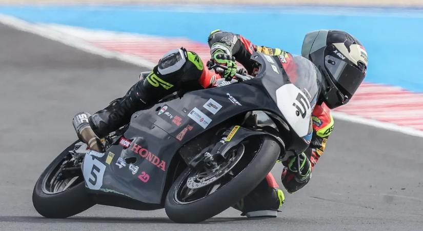 A mezőny végéről pontot szerzett Lukács Tamás a Moto4-ben