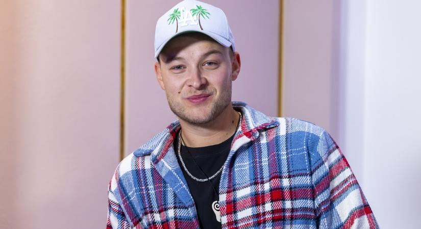 Két évig bírta a józanságot: élő videóban mutatta a Megasztár döntőse, ahogy egy autóban ülve ráhúz a gines üvegre