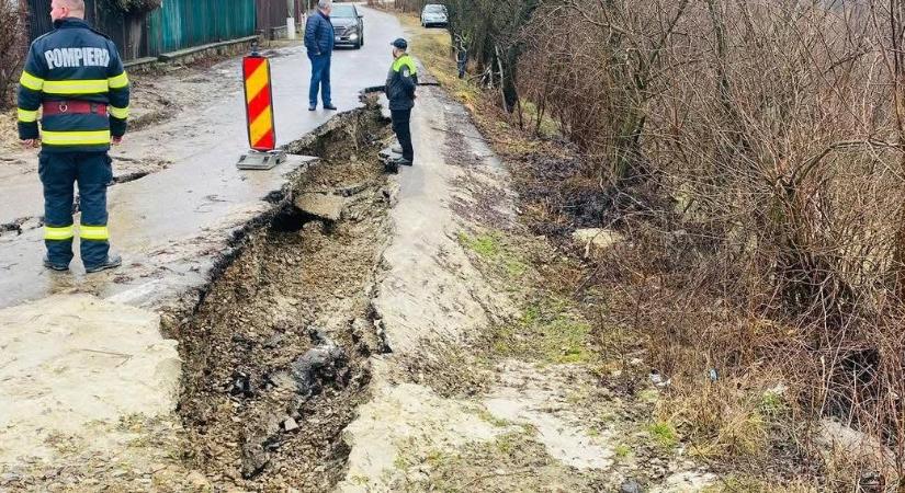 Elárasztott udvarok, kidőlt fák és földcsuszamlás – Sok helyen okozott kárt a vihar