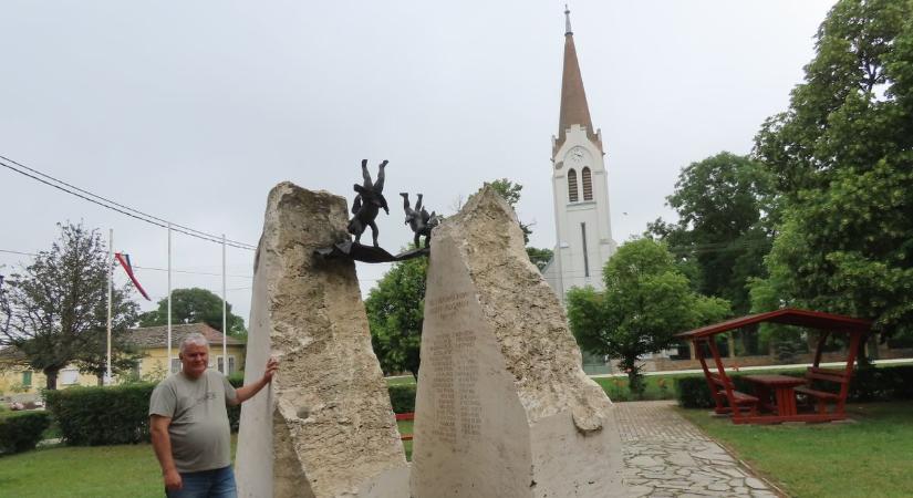 Fényben úszik az emlékmű, új parkolók és megújult főtér várja a látogatókat