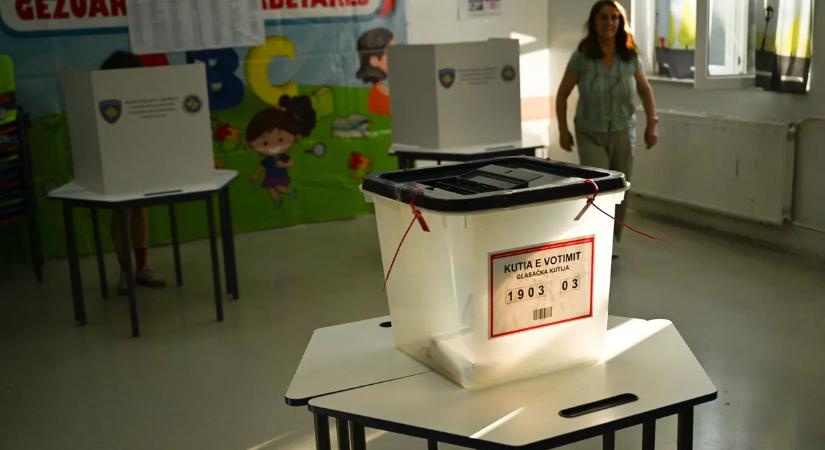 Már a harmadik választást tartják egy év alatt: súlyos politikai válságban Koszovó