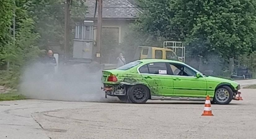Égett a gumi Bódvaszilason, nem tudták megszámolni, annyi traktor volt a helyszínen! – fotókkal, videóval