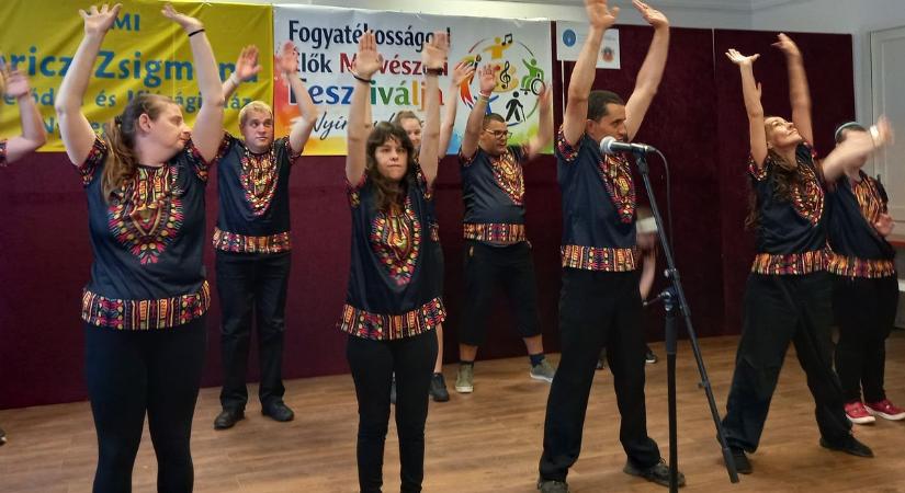 Az ugandai tömegmészárlásnak állított emléket az egyik táncprodukció