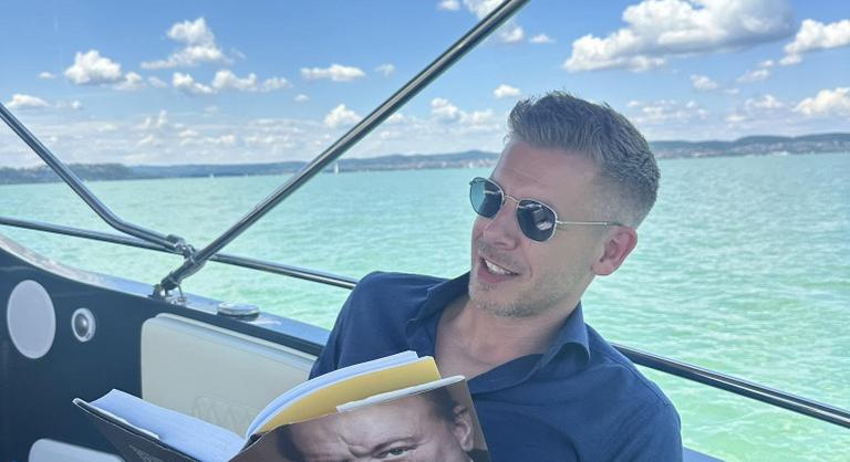 Magyar Péter Churchill és egy sárgadinnye társaságában jelentkezett be a Balatonról, és feltett egy kérdést