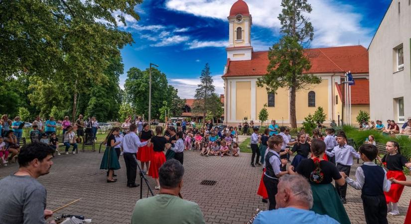 Családi napon mulattak az aranyos diákok