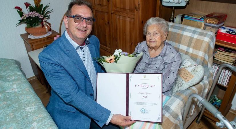Hevesen köszöntötték a 100 éves Neufeld Józsefnét
