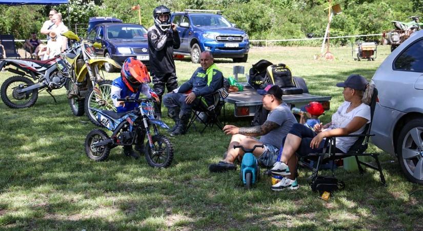 Egy beteg kisfiú gyógyulásáért húzták a gázt a legkisebbek a szolnoki motocross pályán – videóval