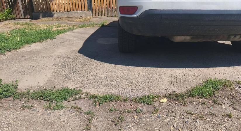 Szabad a járdára állni a saját kapunkban? Itt a hivatalos állásfoglalás, sokakat meglephet a válasz