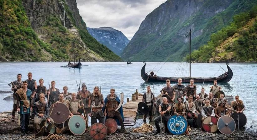 A hülyeségvonaton nincsen fék: egy viking csapatfotó miatt nácizmussal vádolják Erling Haalandékat