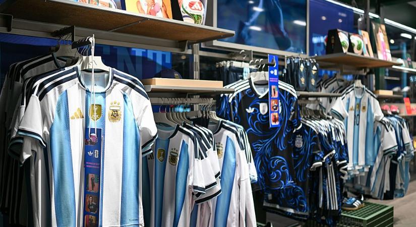 A világbajnokság legnagyobb háborúja nem a pályán zajlik: Milliárdos számháború a sportszergyártók között