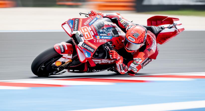 A vb-éllovas már a rajt után kiesett, a tömegbaleset után Marc Márquez nyerte a Magyar Nagydíjat