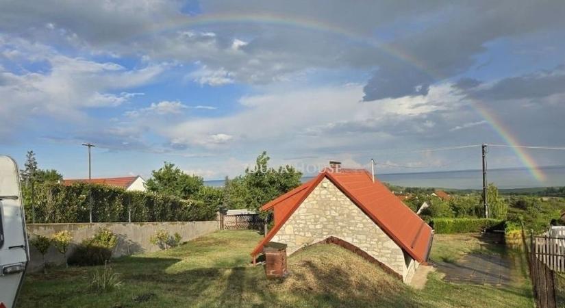 Panoráma a szivárvány tövében: ritka nyaralót kínálnak a Balaton közelében (fotók)
