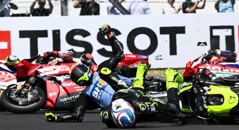 Tömeges rajtbaleset után ismét Márquez nyerte a gyorsaságimotoros-vb Magyar Nagydíját