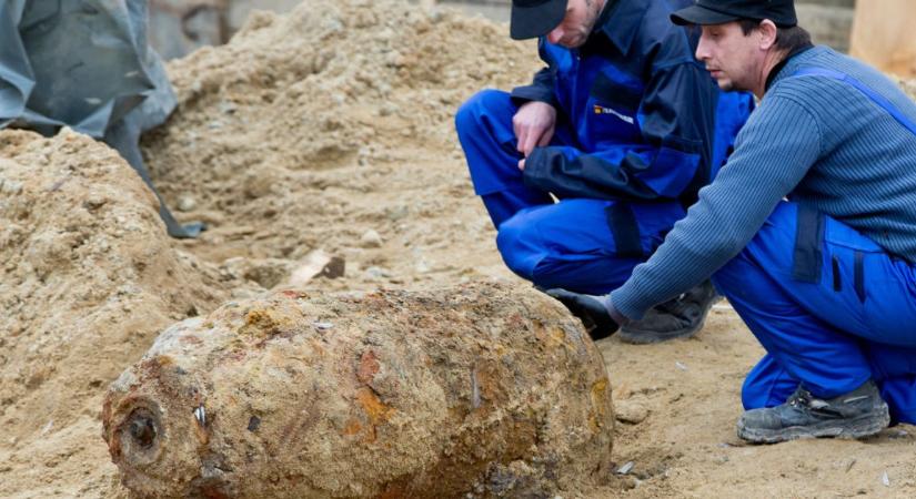 Bármelyik pillanatban felrobbanhatott volna: Éles bombát találtak a magyar településen