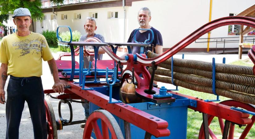 Darabjaira szedték, hogy újra régi fényében pompázzon a százéves járműcsoda Rákóczifalván