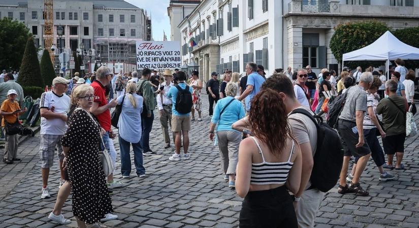 Elkezdődött a szimpátiatüntetés a Sándor-palotánál – Kövesse nálunk élőben!