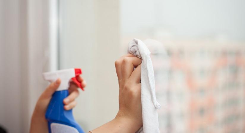 Ablakpucolás: ez legyen az utolsó mozdulat, hetekig nem lesz koszos az üveg