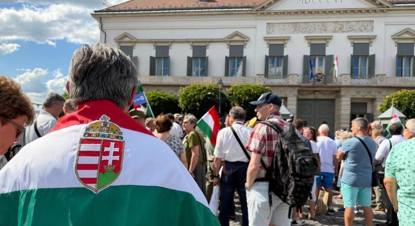 Kiállás a Magyar Péter által támadott közjogi méltóságok mellett – szimpátiatüntetés a Sándor-palotánál