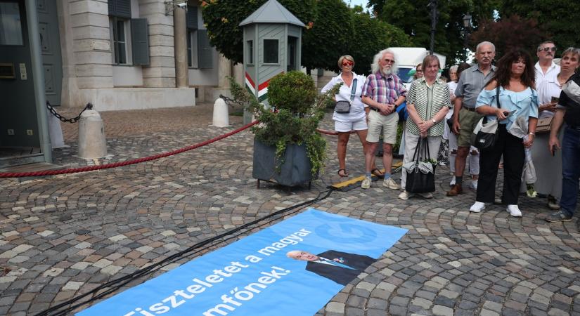 Elkezdődött a tüntetés Sulyok Tamás mellett: a várnegyedbe vonultak a tiltakozók – Cikkünk frissül