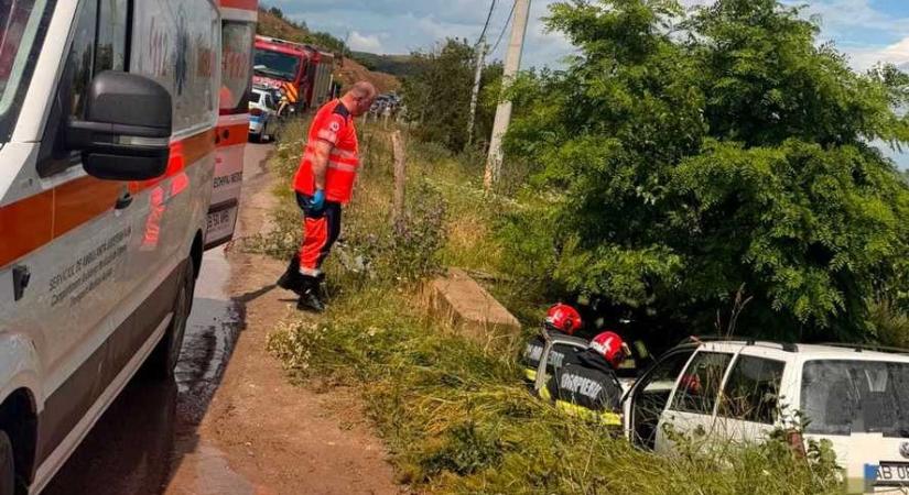 Halálos baleset: szakadékba zuhant egy autó