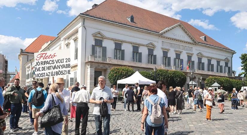 Gulyás Gergely is megjelent a Sulyok Tamás melletti tüntetésen – videó