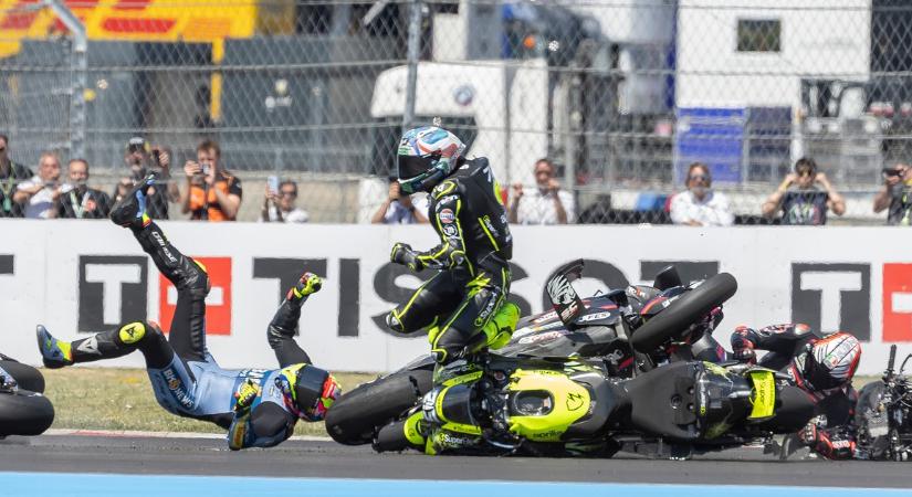 Tömegbaleset és történelmi Márquez-győzelem: ilyen volt a MotoGP Magyar Nagydíj – képgaléria