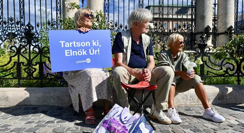 Több százan gyűltek össze a Sándor-palotánál, hogy kiálljanak Sulyok Tamás mellett