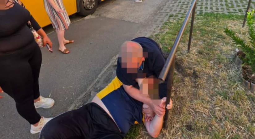 Verekedés a ceglédi távolsági buszon: ütötte-verte a sofőrt egy utas