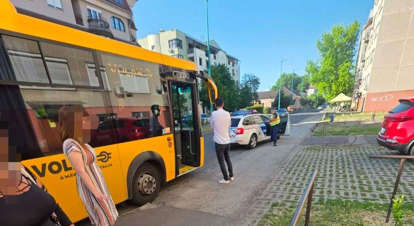 Mindenkit sokkolt a buszsofőrt ért támadás, valaki azonban úgy döntött, közbelép a ceglédi utcán