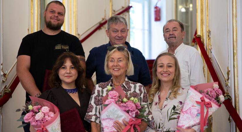 Díjesővel zárta az évadot a kecskeméti színház, kihirdették az Év emberét is  fotók