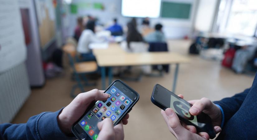 Kicsit azért jobb tőle – Iskolai mobiltiltások a világ körül